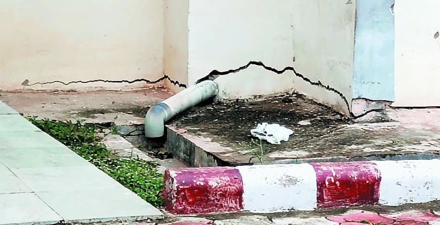 अमृत भारत योजना पर सवाल: ब्योहारी रेलवे स्टेशन के नव निर्मित भवनों में दरारें, घटिया निर्माण से यात्रियों की सुरक्षा खतरे में