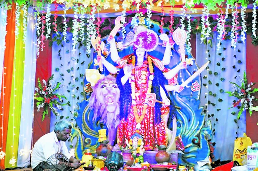 शारदेय नवरात्रि में आस्था का सैलाब: देवी मंदिरों व पंडालों में उमड़े भक्त, सतरंगी रोशनी से नहाया रीवा शहर