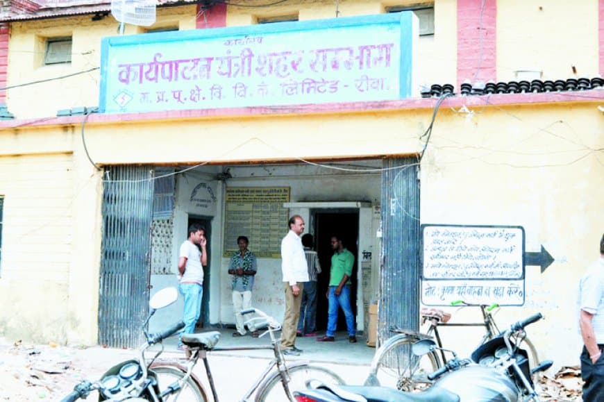 नाम और पहचान कागजों में बदल दिए लेकिन बेटी, भाई और बहन की आईडी लगाकर दोबारा नौकरी में डटे हैं