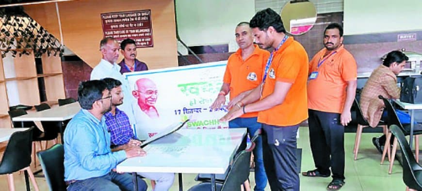 रेलवे स्वच्छता पखवाड़ा: सतना जंक्शन पर फूड स्टॉल व वेंडरों की सख्त जांच, यात्रियों को शुद्ध आहार व ट्रेनों में पानी की विशेष व्यवस्था