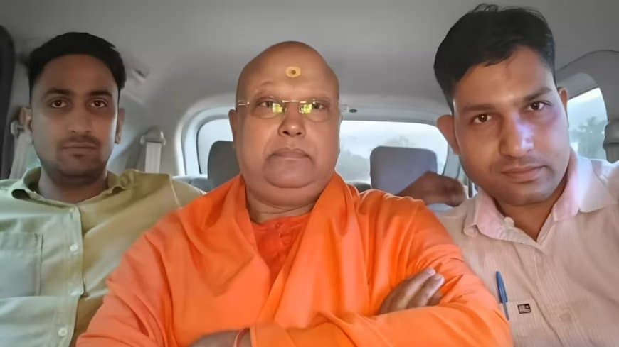 अंतत: पकड़ा ही गया स्वामी चैतन्यानंद... आधी रात पुलिस ने होटल से उठाया