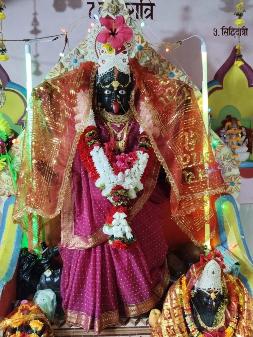 दुर्गाष्टमी पर मंदिरों में उमड़ी भीड़... लगे माता रानी के जयकारे