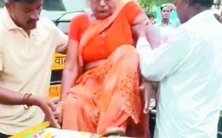 सतना की टूटी सड़कों पर बढ़ता हादसों का सिलसिला - प्रशासन की चुप्पी से बढ़ रहा शहरवासियों का खतरा