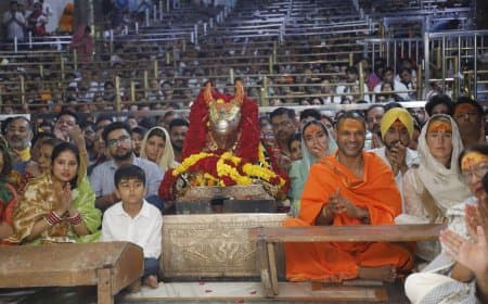 महाकाल की शरण में शिखर धवन... भस्म आरती में हुए शामिल