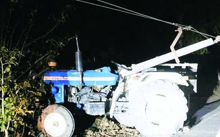 गुढ़ में दुर्गा विसर्जन के बाद ट्रैक्टर ट्रॉली विद्युत करंट में फंसी, 14 वर्षीय किशोर की मौत, कई घायल