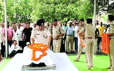 20 दिन बाद भी फरार है प्रधान आरक्षक सविता साकेत का हत्यारा पति, पुलिस के दावे फेल – अब तक नहीं हुई गिरफ्तारी, नहीं हुआ इनाम घोषित