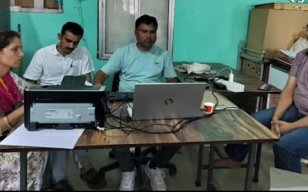 टीकमगढ़ लोकायुक्त कार्रवाई: जिला अस्पताल नेत्र सहायक ₹20,000 रिश्वत लेते गिरफ्तार; फंड भुगतान के लिए मांगी थी घूस