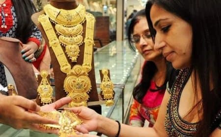 शिखर पर पहुंचा सोना... देश में अब 1.20 लाख रुपए तोला 