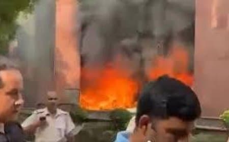दिल्ली: संसद भवन के पास सांसद आवास वाले अपार्टमेंट में भीषण आग, जन हानि नहीं