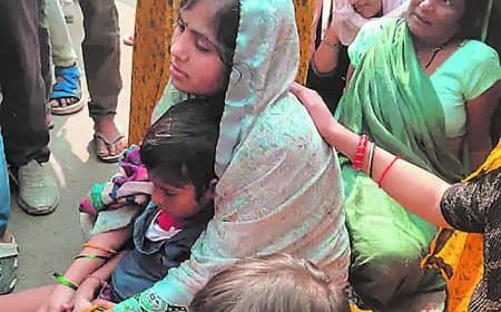 नेपाल धाकड़ के परिजनों ने किया शव रखकर प्रदर्शन