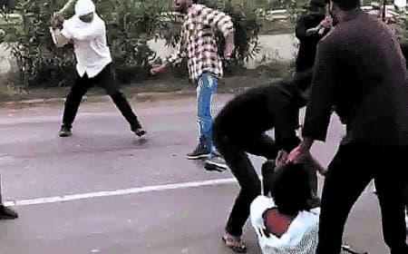 हाईवे पर हैवानियतङ्घघसीटते हुए पीटा, पैर तोड़ा, गोली चली