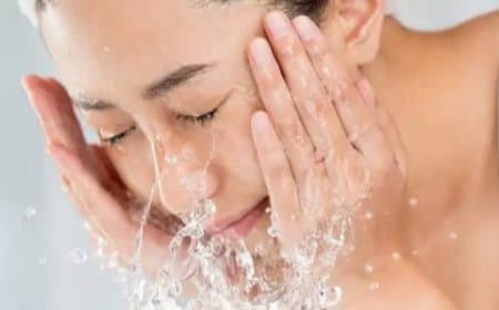 गर्म पानी से नहाते हैं तो जान लें त्वचा पर होने वाले इसके फायदे और नुकसान