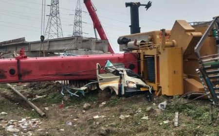 मध्य प्रदेश... रेलवे ब्रिज से वाहनों पर गिर क्रेन... दो की मौत