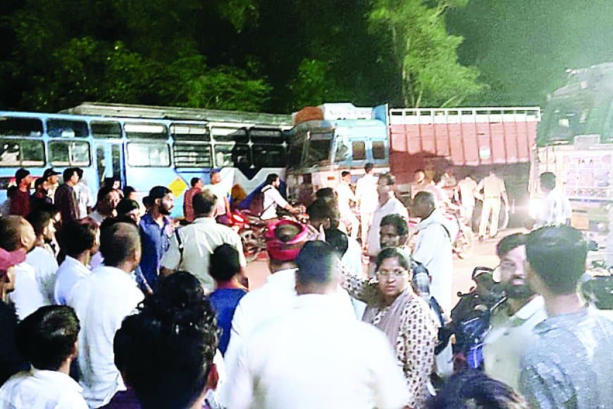 पवई में दशहरा जुलूस पर रफ्तार का कहर: बोलेरो ने भीड़ को कुचला, दो की मौत, 25 घायल, आक्रोशित ग्रामीणों ने किया चक्का जाम