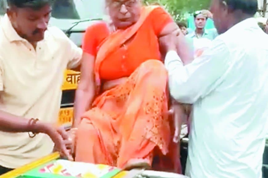 सतना की टूटी सड़कों पर बढ़ता हादसों का सिलसिला - प्रशासन की चुप्पी से बढ़ रहा शहरवासियों का खतरा