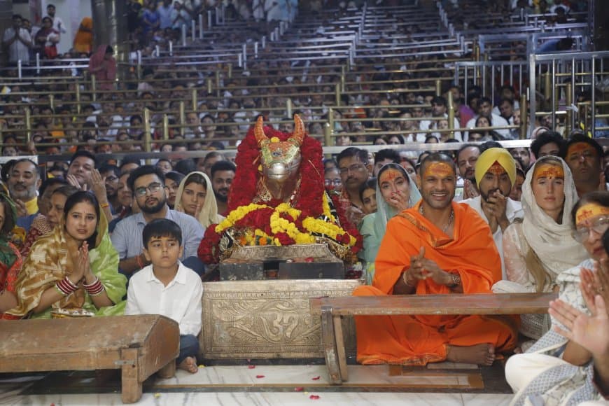 महाकाल की शरण में शिखर धवन... भस्म आरती में हुए शामिल