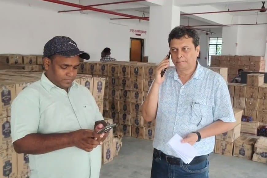 बिहार... चुनाव से पहले एक करोड़ की शराब के साथ पांच तस्कर गिरफ्तार