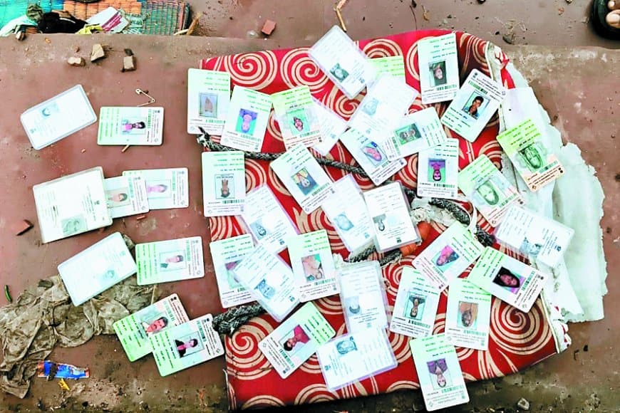छतरपुर के तालाब में मिले सैकड़ों मतदाता परिचय पत्र, मचा हड़कंप — वोटर कार्ड घोटाले की बू, प्रशासन जांच में जुटा