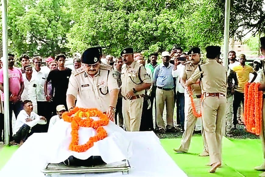 20 दिन बाद भी फरार है प्रधान आरक्षक सविता साकेत का हत्यारा पति, पुलिस के दावे फेल – अब तक नहीं हुई गिरफ्तारी, नहीं हुआ इनाम घोषित