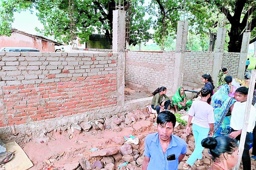 देवसर जनपद की बरका पंचायत में शॉपिंग रूम निर्माण पर उठे सवाल — घटिया सामग्री और लापरवाही से भड़का ग्रामीणों का गुस्सा