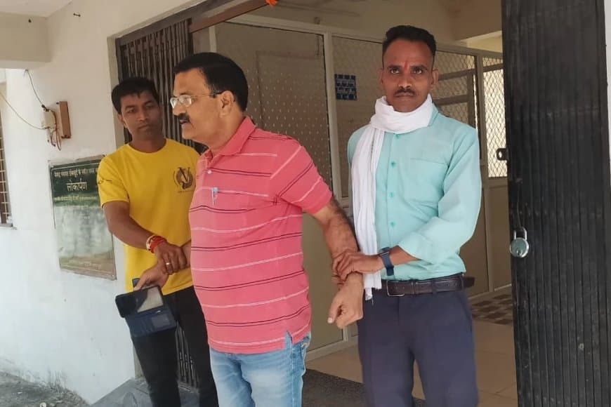 देवास... जनपद का घूसखोर सीईओ जीआरएस से ले रहा था 20 हजार रिश्वत