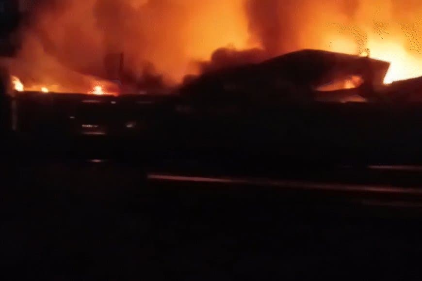 इंदौर... आधी रात केमिकल फैक्ट्री में लगी आग... चार मंजिला बिल्डिंग खाक