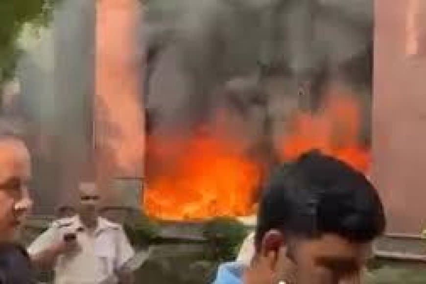 दिल्ली: संसद भवन के पास सांसद आवास वाले अपार्टमेंट में भीषण आग, जन हानि नहीं