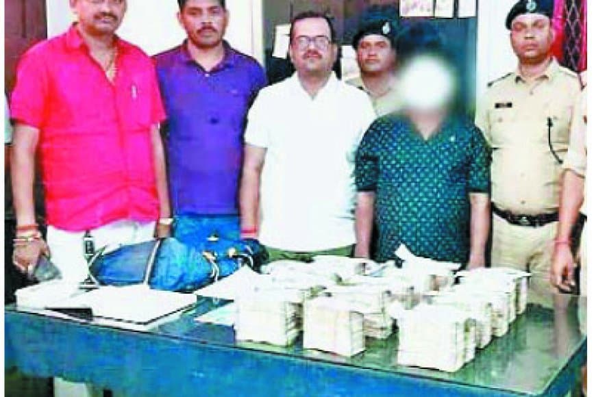 मुंबई के जवेरी बाजार से 1 करोड़ लेकर फरार कर्मचारी मानिकपुर में धराया — हावड़ा मेल में बाथरूम में छिपे आरोपी के पास से 80 लाख रुपये बरामद