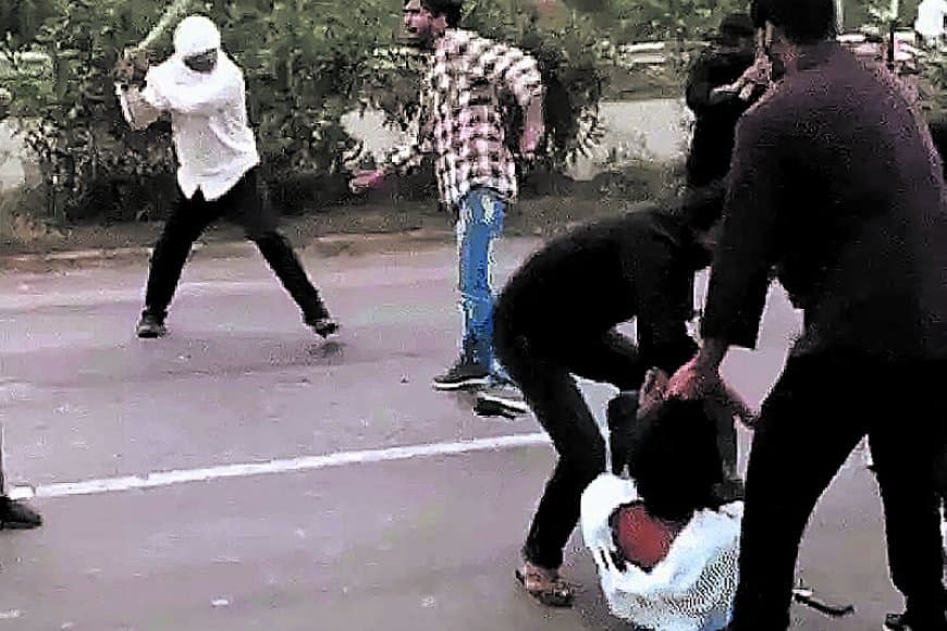 हाईवे पर हैवानियतङ्घघसीटते हुए पीटा, पैर तोड़ा, गोली चली