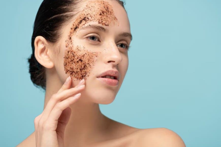 चेहरे पर कॉफी का गलत इस्तेमाल कहीं फायदे की बजाय पहुंचा न दे नुकसान  