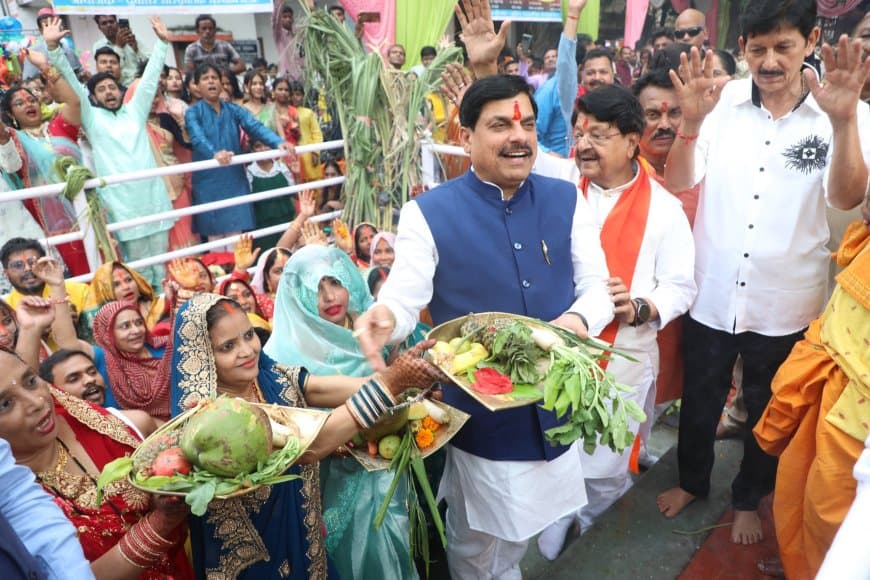 छठ....आस्था का सैलाब: सीएम ने दिया अर्घ्य, भोपाल में बना पहला छठ मैया मंदिर