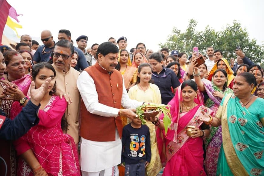 महापर्व छठ... उज्जैन पहुंचे सीएम... सूर्य को दिया अर्घ्य