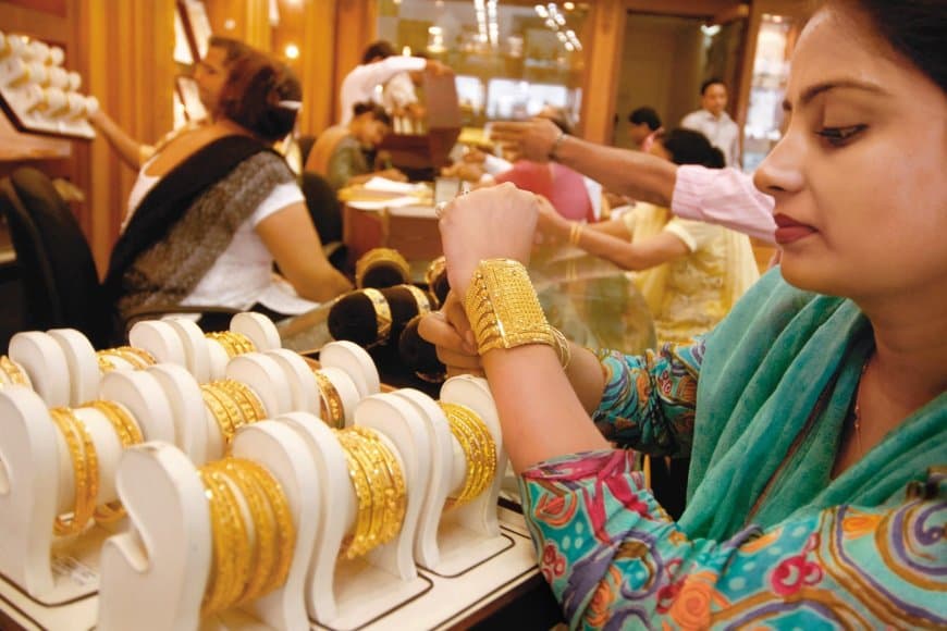 धनतेरस पर रिकॉर्ड महंगा... अब सोना 1,913 और चांदी 1,631 सस्ती  