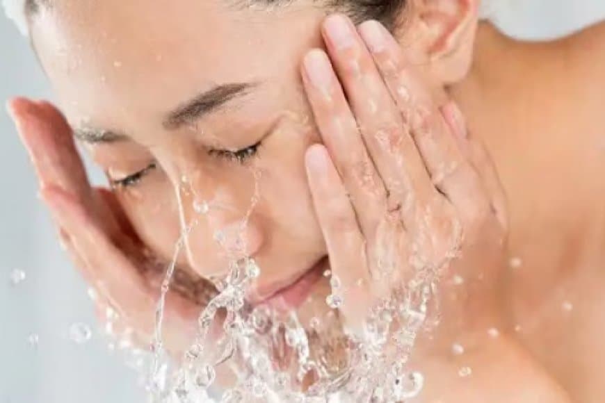 गर्म पानी से नहाते हैं तो जान लें त्वचा पर होने वाले इसके फायदे और नुकसान