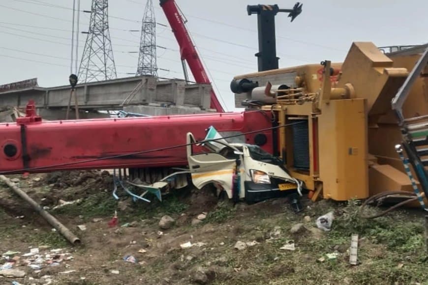 मध्य प्रदेश... रेलवे ब्रिज से वाहनों पर गिर क्रेन... दो की मौत