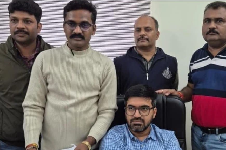 देवास: अपर तहसीलदार हर्षल बहरानी 15 हजार की रिश्वत लेते रंगे हाथ गिरफ्तार, EOW की कार्रवाई