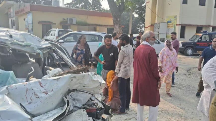 यूपी में भीषण हादसा... खड़े ट्रक में घुसी कार... छह लोगों की मौत