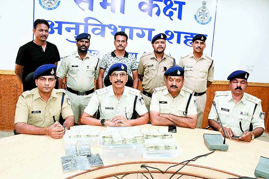 सतना पुलिस की बड़ी सफलता: 24 घंटे में साढ़े नौ लाख की लूट का खुलासा, पाँच आरोपी गिरफ्तार — 8.70 लाख नगद और अपाचे बाइक बरामद
