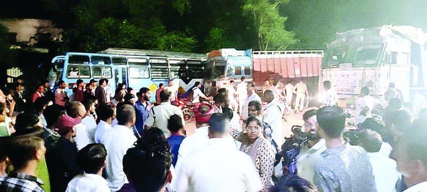 पवई में दशहरा जुलूस पर रफ्तार का कहर: बोलेरो ने भीड़ को कुचला, दो की मौत, 25 घायल, आक्रोशित ग्रामीणों ने किया चक्का जाम