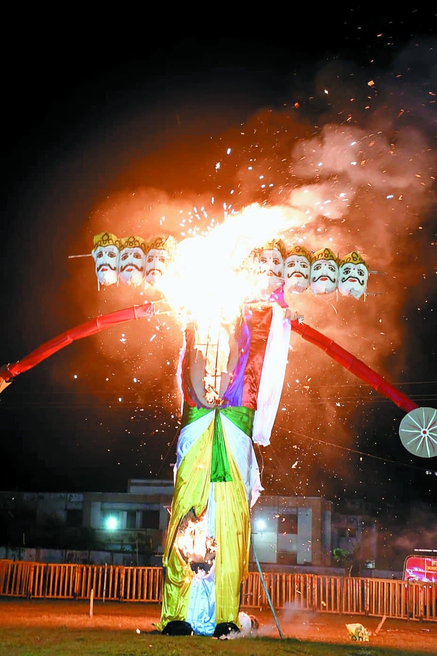 राममय हुआ सतना: भव्य शोभायात्रा में उमड़ा जनसैलाब, धू-धू कर जला रावण — जय श्रीराम के जयकारों से देर रात तक गूंजता रहा शहर