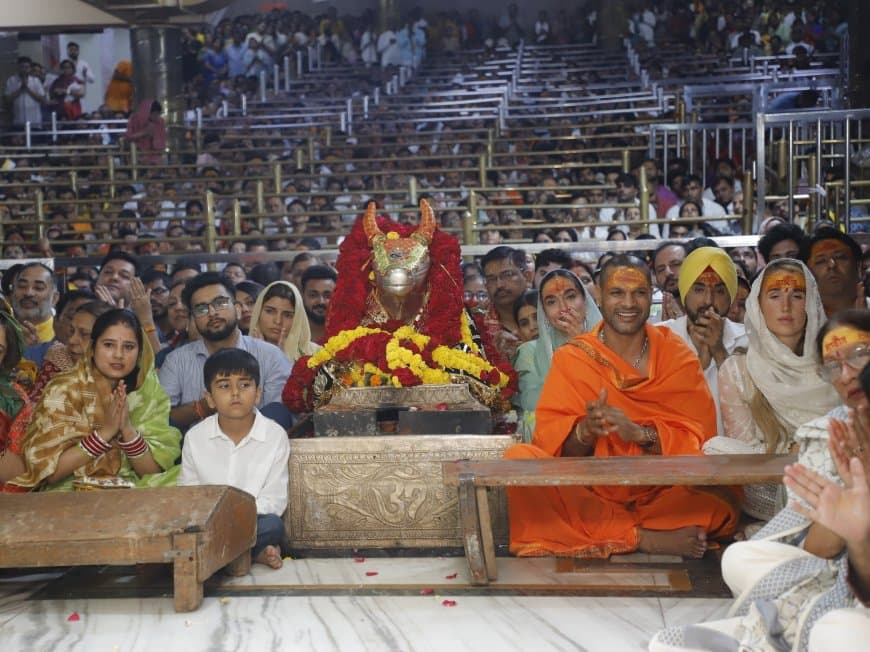 महाकाल की शरण में शिखर धवन... भस्म आरती में हुए शामिल