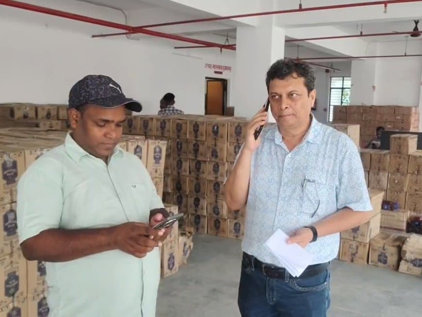 बिहार... चुनाव से पहले एक करोड़ की शराब के साथ पांच तस्कर गिरफ्तार