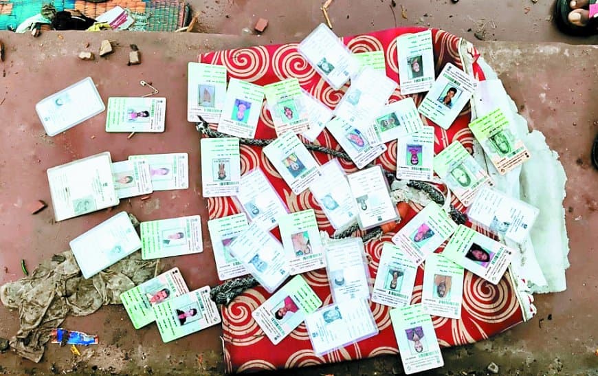 छतरपुर के तालाब में मिले सैकड़ों मतदाता परिचय पत्र, मचा हड़कंप — वोटर कार्ड घोटाले की बू, प्रशासन जांच में जुटा