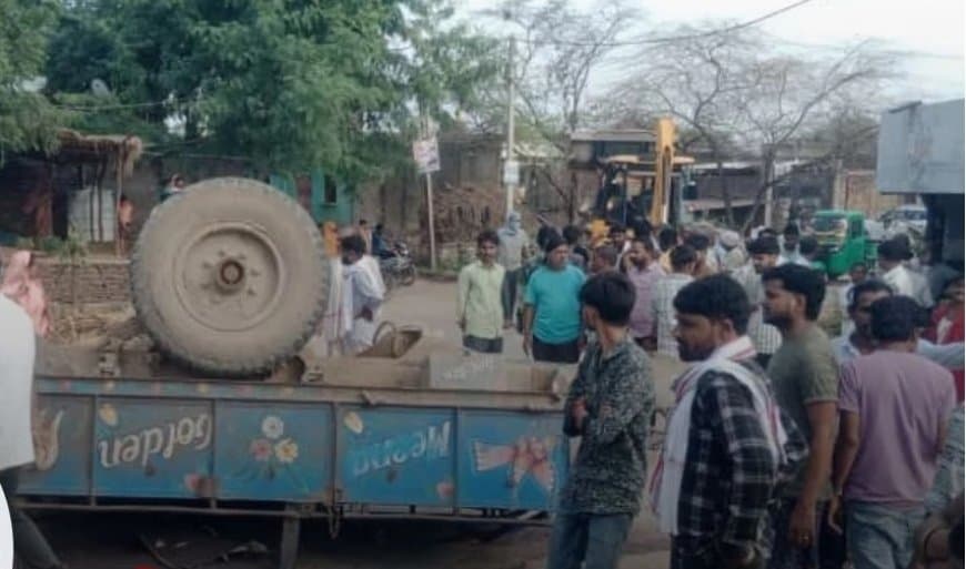 मुरैना में भीषण हादसा: श्रद्धालुओं से भरी ट्रैक्टर-ट्रॉली पलटी, 2 महिलाओं की मौत, 18 घायल