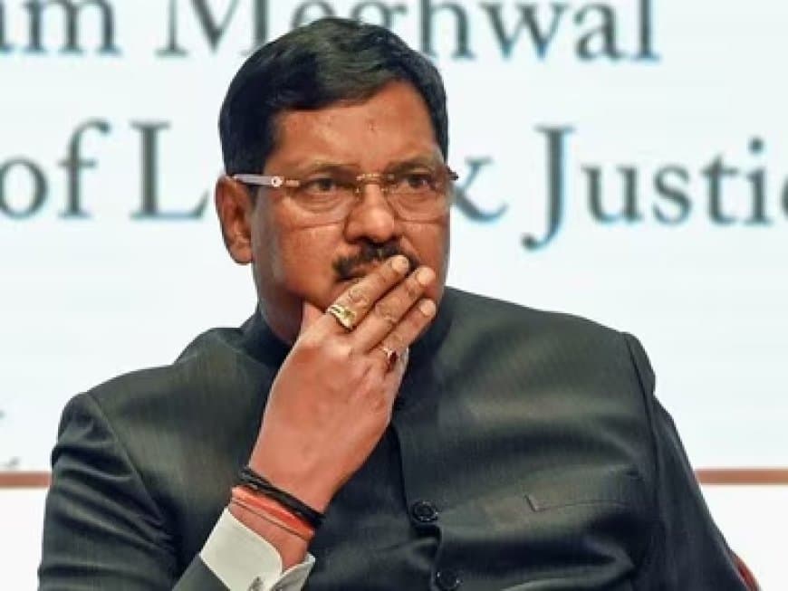 सीजेआई की तरफ फेंका जूता... बोला- सनातन का अपमान नहीं सहेगा हिंदुस्तान