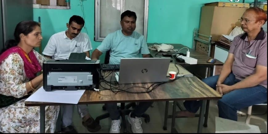 टीकमगढ़ लोकायुक्त कार्रवाई: जिला अस्पताल नेत्र सहायक ₹20,000 रिश्वत लेते गिरफ्तार; फंड भुगतान के लिए मांगी थी घूस