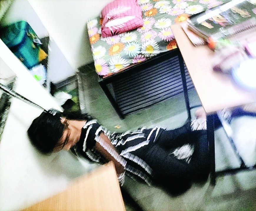 सीधी बालिका हॉस्टल में संदिग्ध हालात में मिली छात्रा की लाश, दीवार पर लिखा धमकी भरा संदेश — परिजनों ने हत्या का शक जताया, न्यायिक जांच की मांग तेज