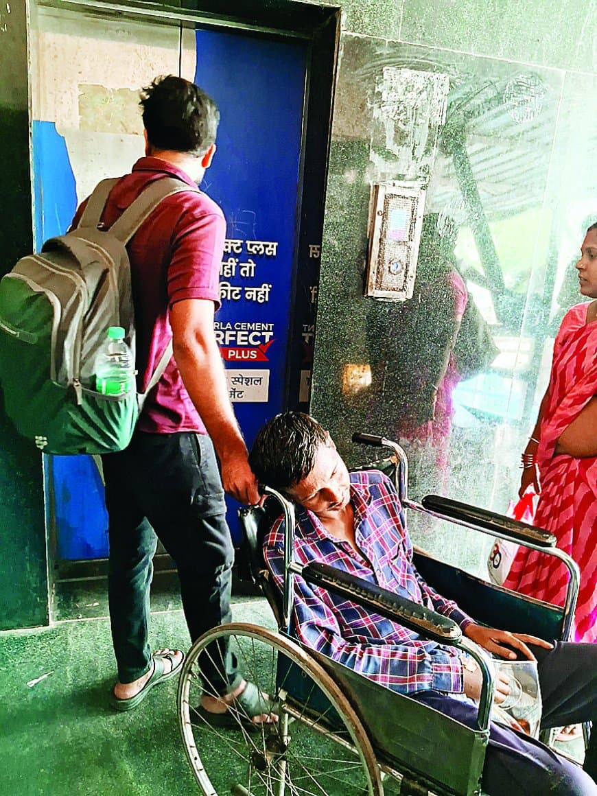 सतना-रीवा समेत आधा दर्जन स्टेशनों में लिफ्ट सेवा ठप, ऑपरेटर टेंडर खत्म होने से यात्रियों की बढ़ी मुश्किलें