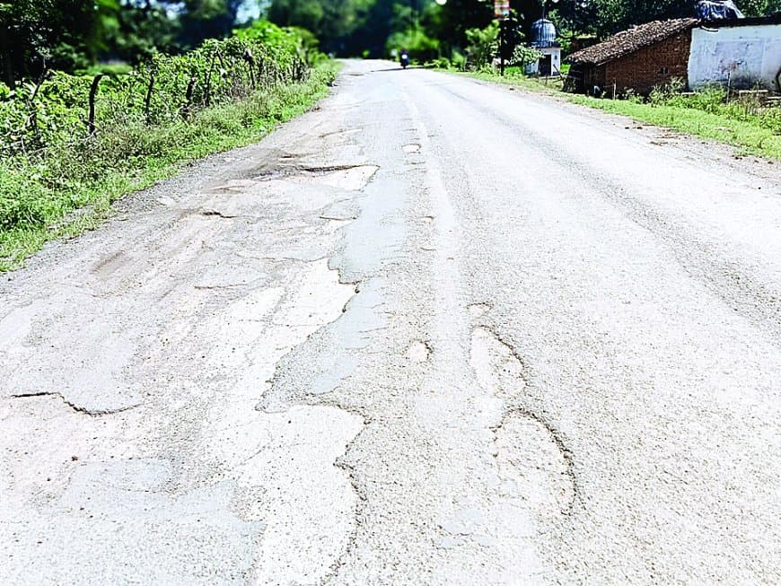 कोठी-सिंहपुर मार्ग पर सड़कों के गहरे जख्म, हर कदम पर खतरा — विभाग की अनदेखी से बढ़ी दुर्घटनाएं, लोग आंदोलन को तैयार