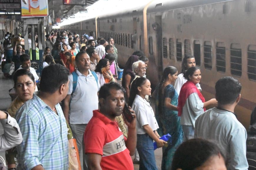 रात की ट्रेन सुबह पहुंची तो यात्रियों की नींद उड़ गई, फेस्टिवल सीजन में रेलवे की लेटलतीफी से बिगड़ा रीवा-इंदौर का गणित, रानी कमलापति स्पेशल की देरी ने कई यात्रियों की यात्रा कराई निरस्त